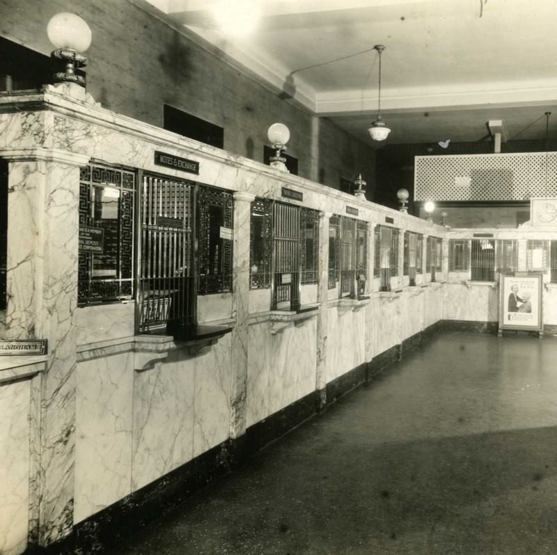 интерьер банка в 1940-х годах (США). интерьер банка в 1940-х годах (США).